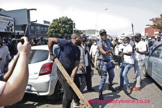 Maart en Maart, ‘n Suid-Afrikaanse burgerlike/voorspraakbeweging wat fokus op strenger immigrasie-afdwinging, het ‘n formele wetlike ultimatum aan die eThekwini Munisipaliteit (Durban) gestel waarin die verwydering en repatriasie van buitelandse burgers wat langs Che Guevaraweg (voorheen Mooreweg) woon, binne 14 dae geëis word.